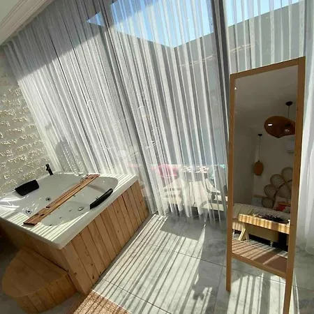 Crystal De-luxe Hotel