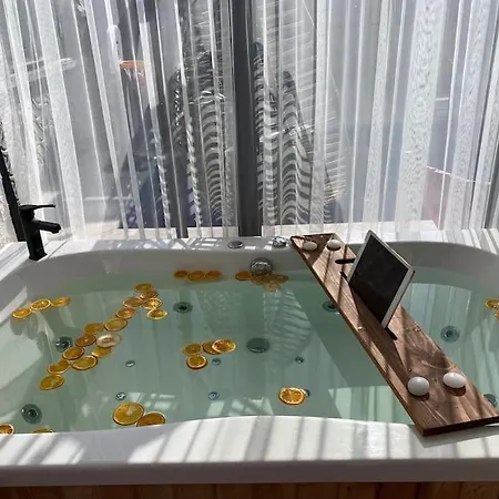 Crystal De-luxe Hotel